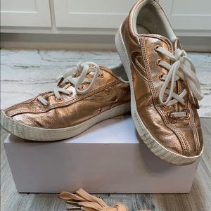 Rose gold Tretorns